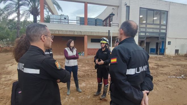 La alcaldesa de Paiporta en las zonas afectadas por la DANA