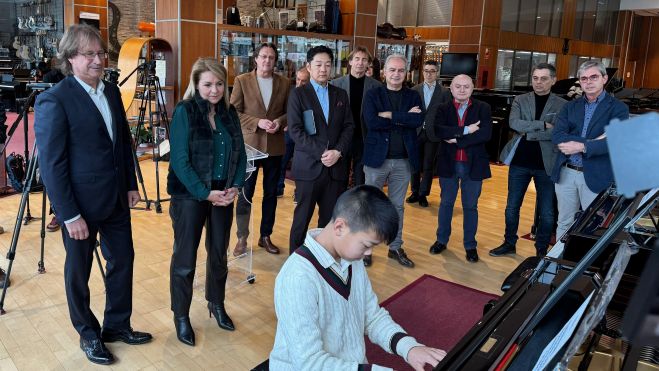 Un niño toca un piano donado para un conservatorio afectado por la DANA