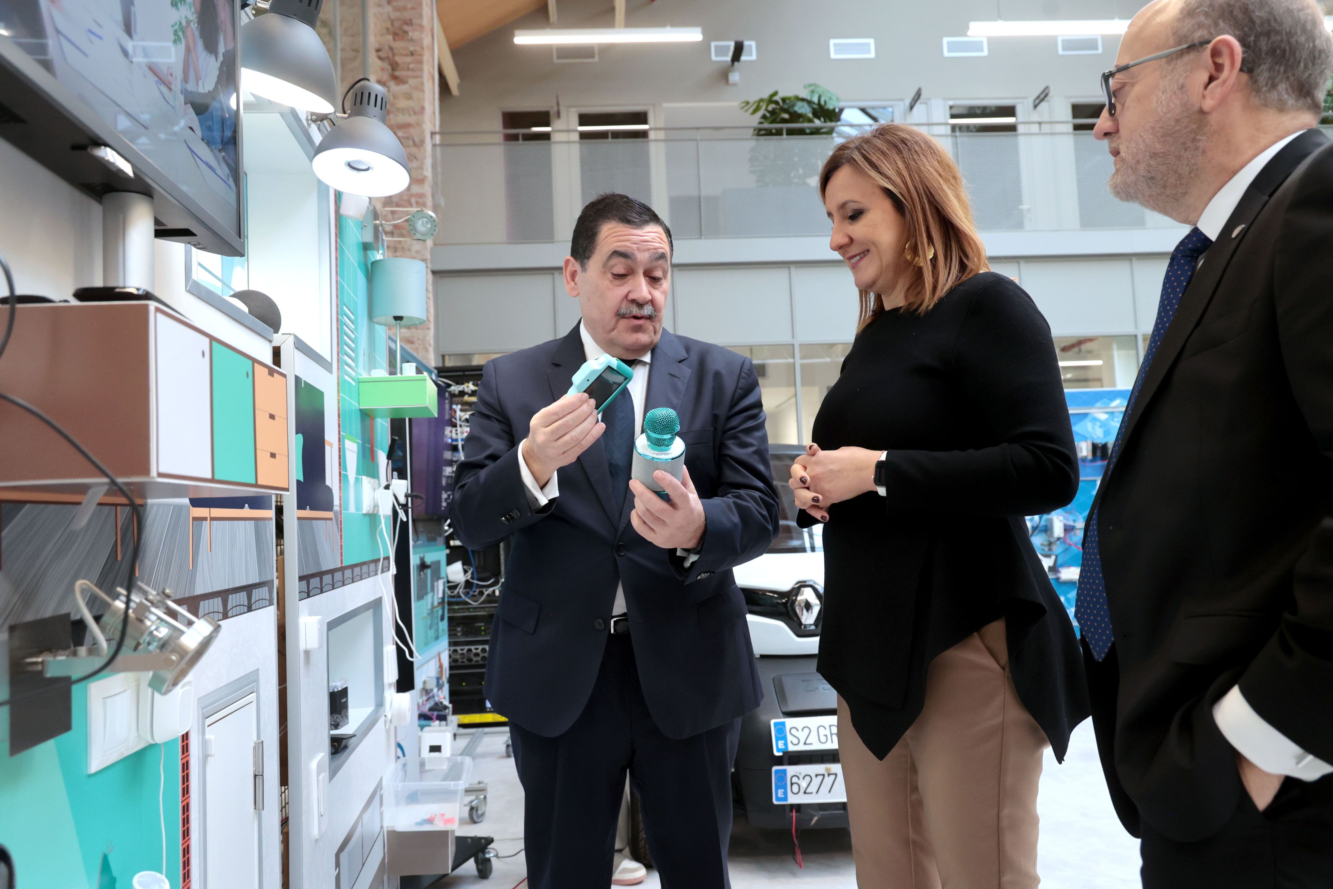 La alcaldesa María José Catalá  visita S2 Grupo 