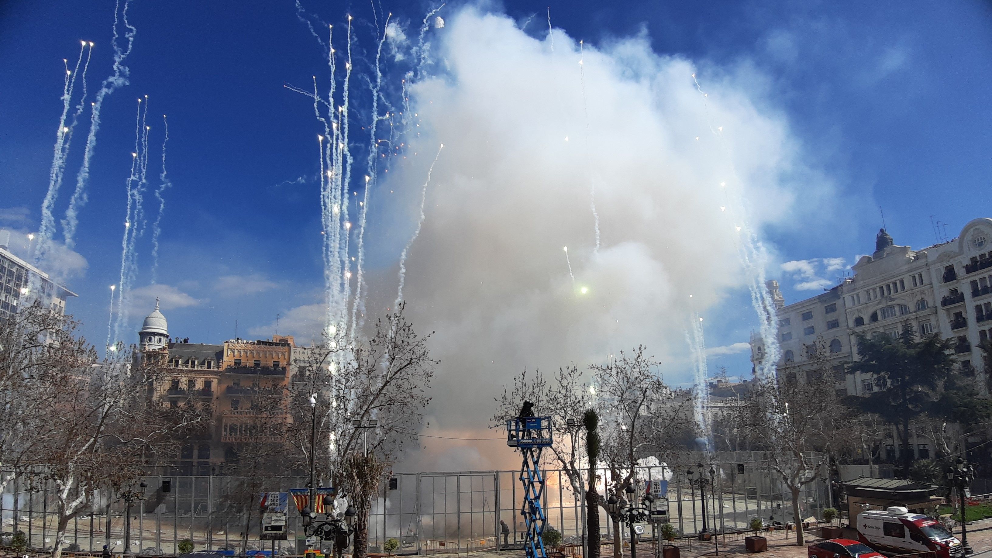 Mascletà a la plaça de l'Ajuntament de Falles València