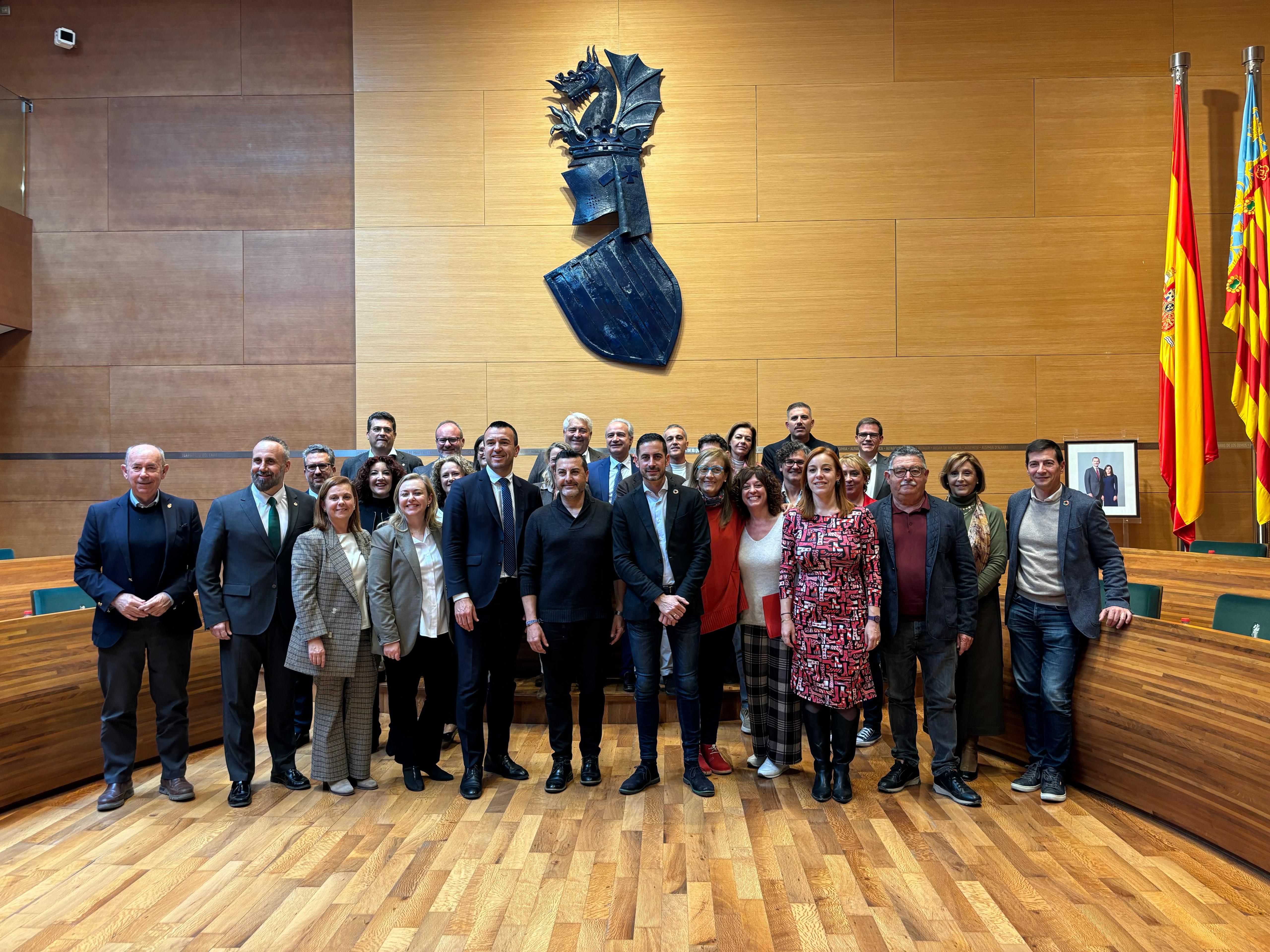 Els diputats posen amb l'Associació d'Afectats per la Dana d'Aldaia després del plenari