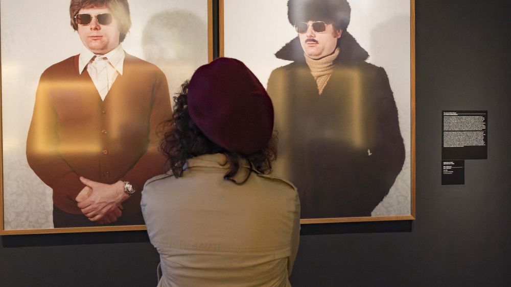 Una visitante de 'Top Secret' en CaixaForum Valencia