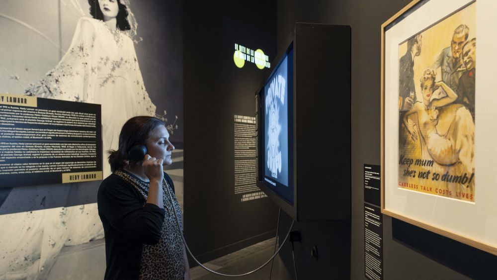 Una visitante de 'Top Secret' en CaixaForum Valencia