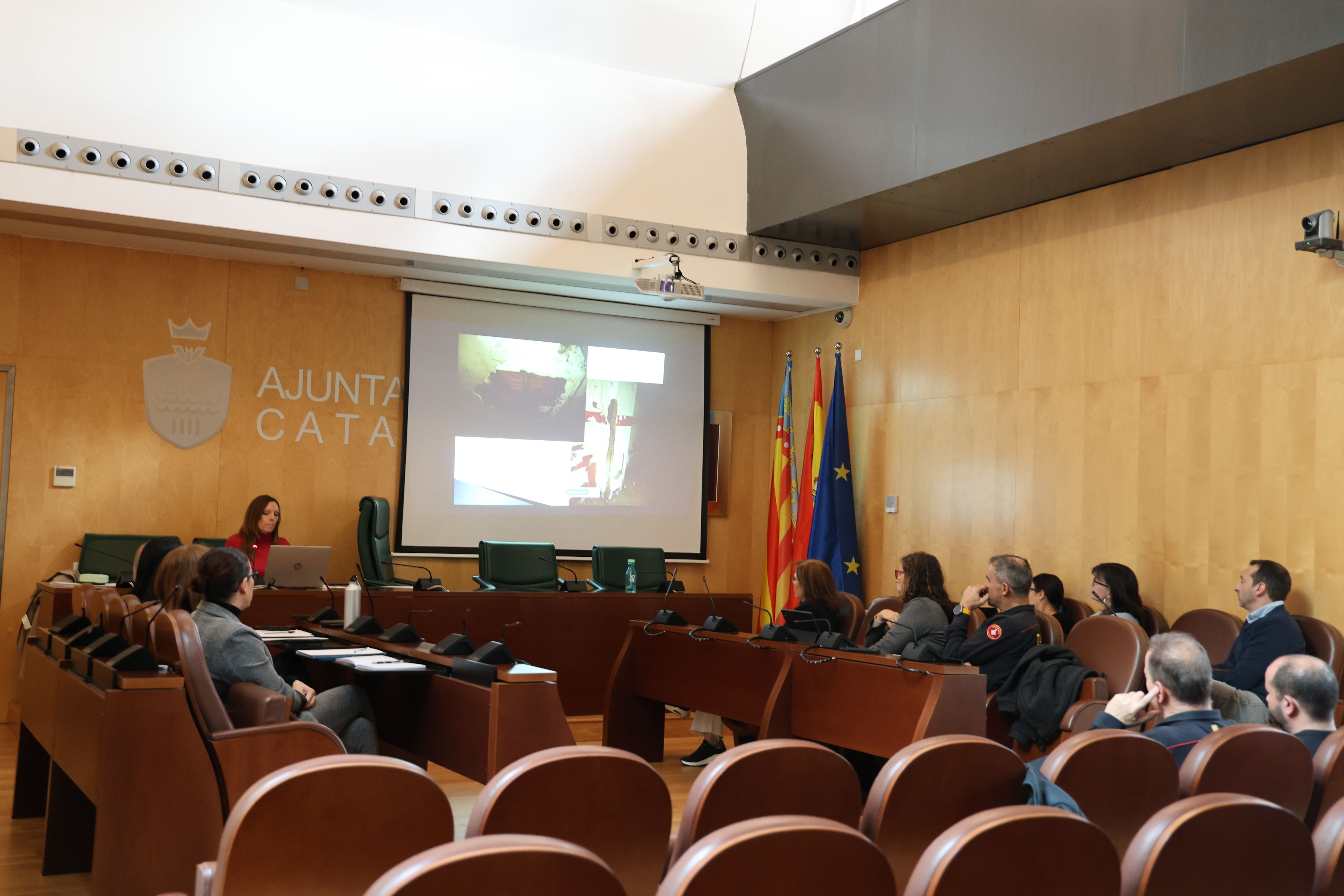 Reunió tècnica al saló de plens de l'Ajuntament de Catarroja