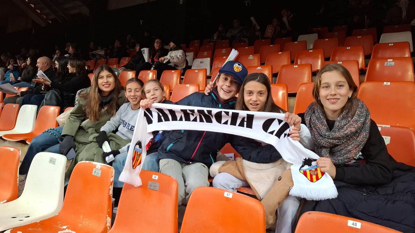Alumnas del Cumbres School en el derbi Valencia - Levante