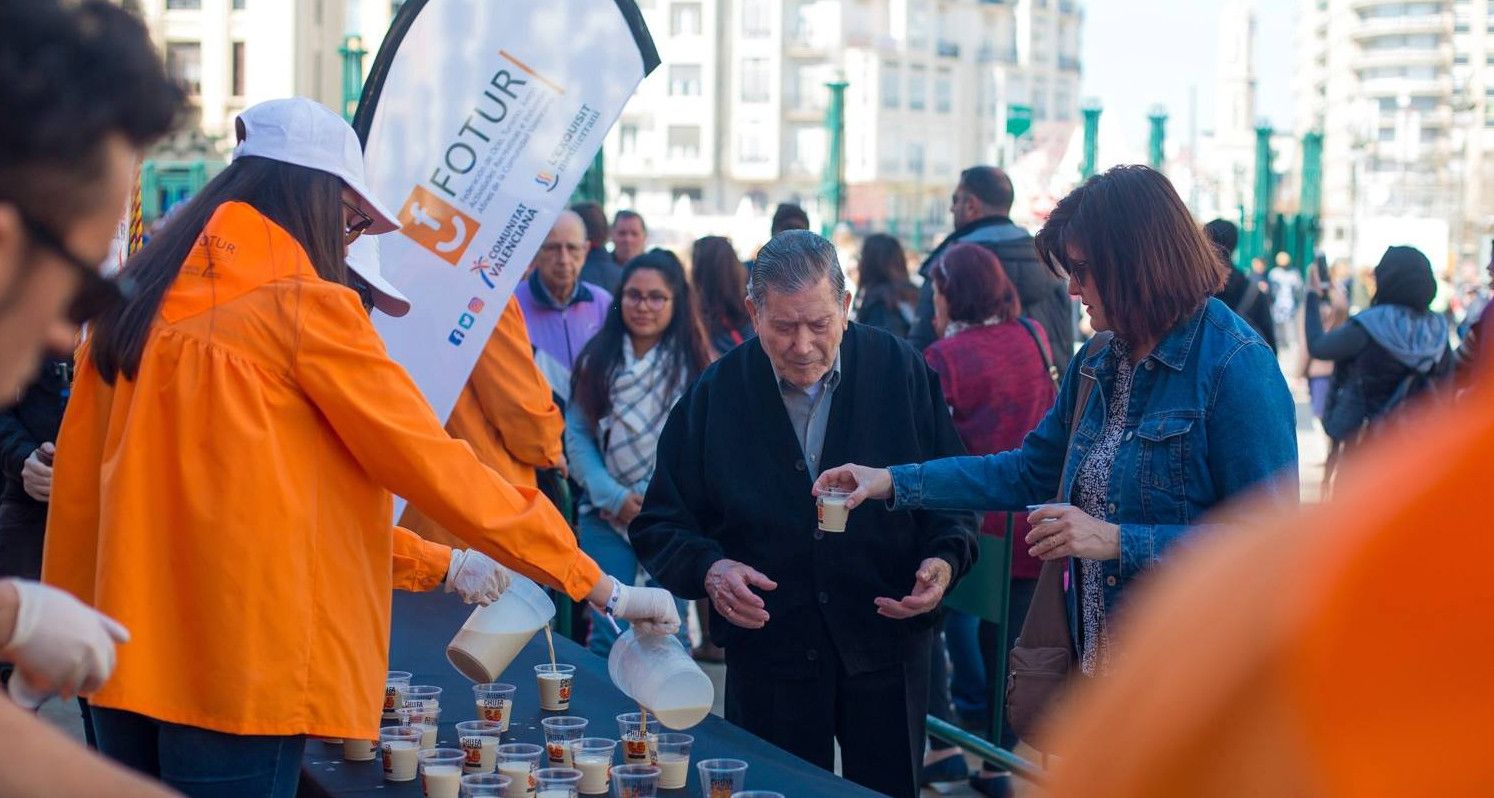 Orxata gratis en l'orxatada fallera de València. Foto FOTUR