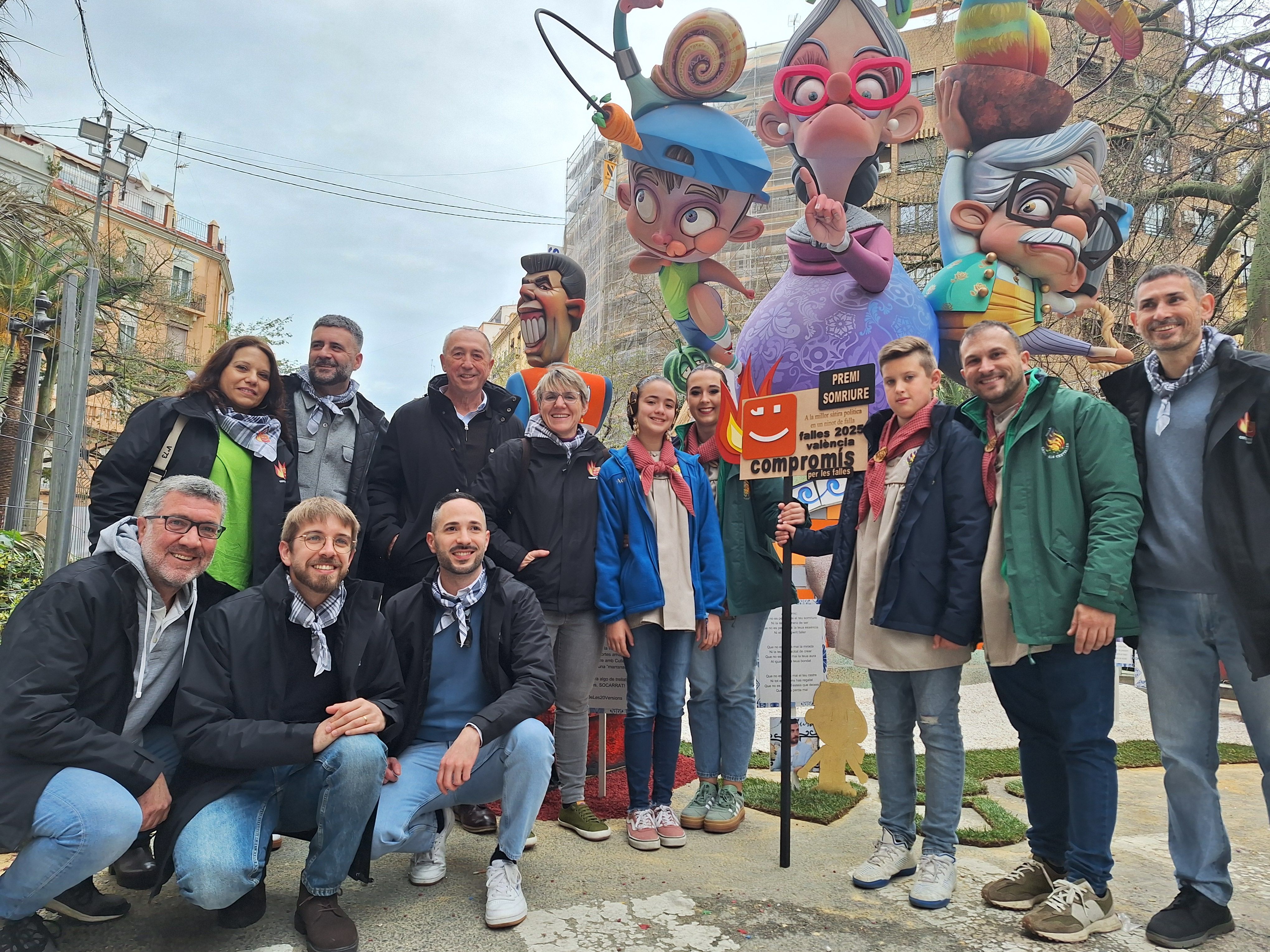 Compromís per València lliura el Premi Somriure al ‘Mazón Socarrat’ de la Falla Cadis-Els Centelles