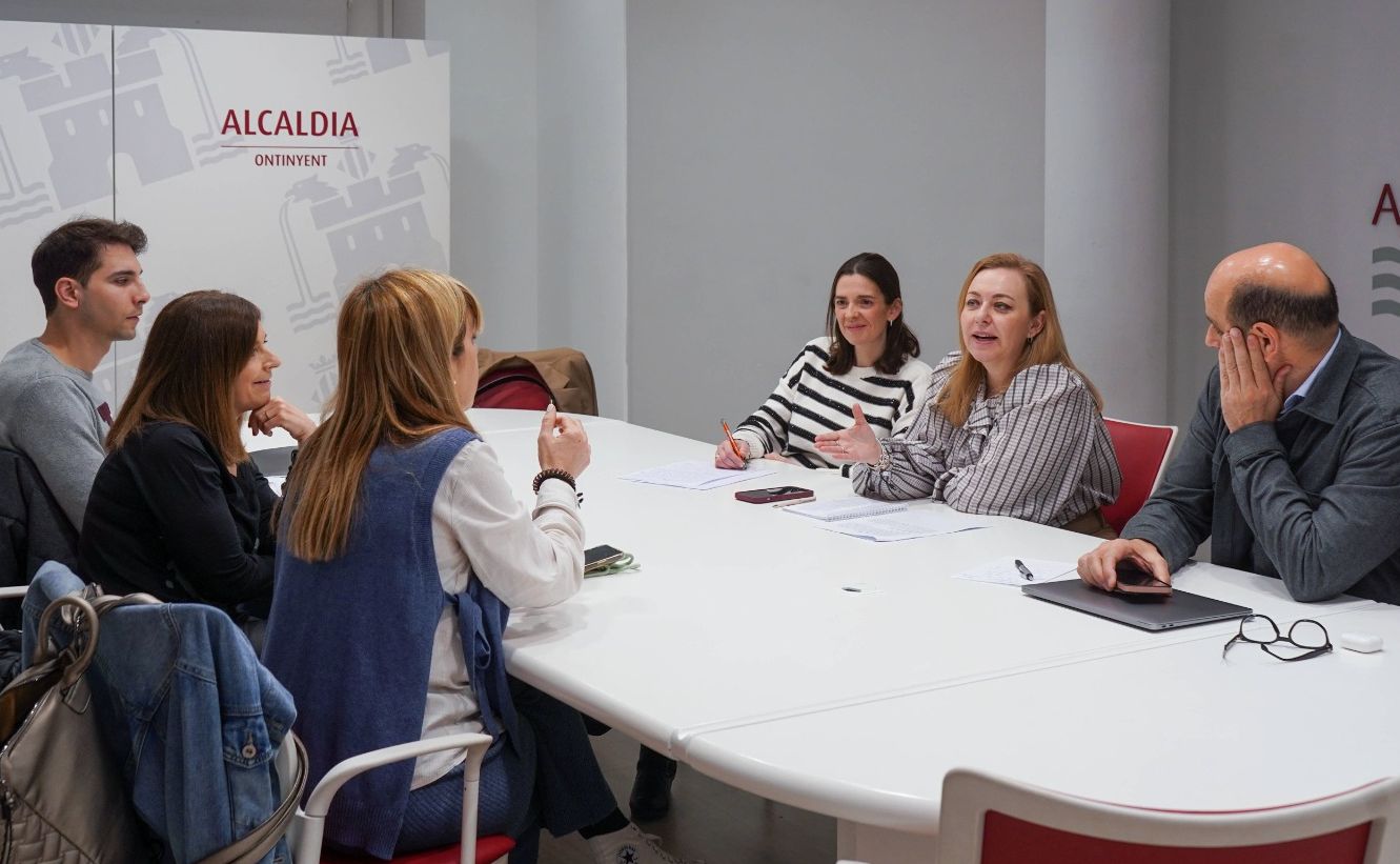 La regidora de Promoció Econòmica de l’Ajuntament d’Ontinyent, Natàlia Enguix amb l’associació SOC Ontinyent Serveis i Comerç