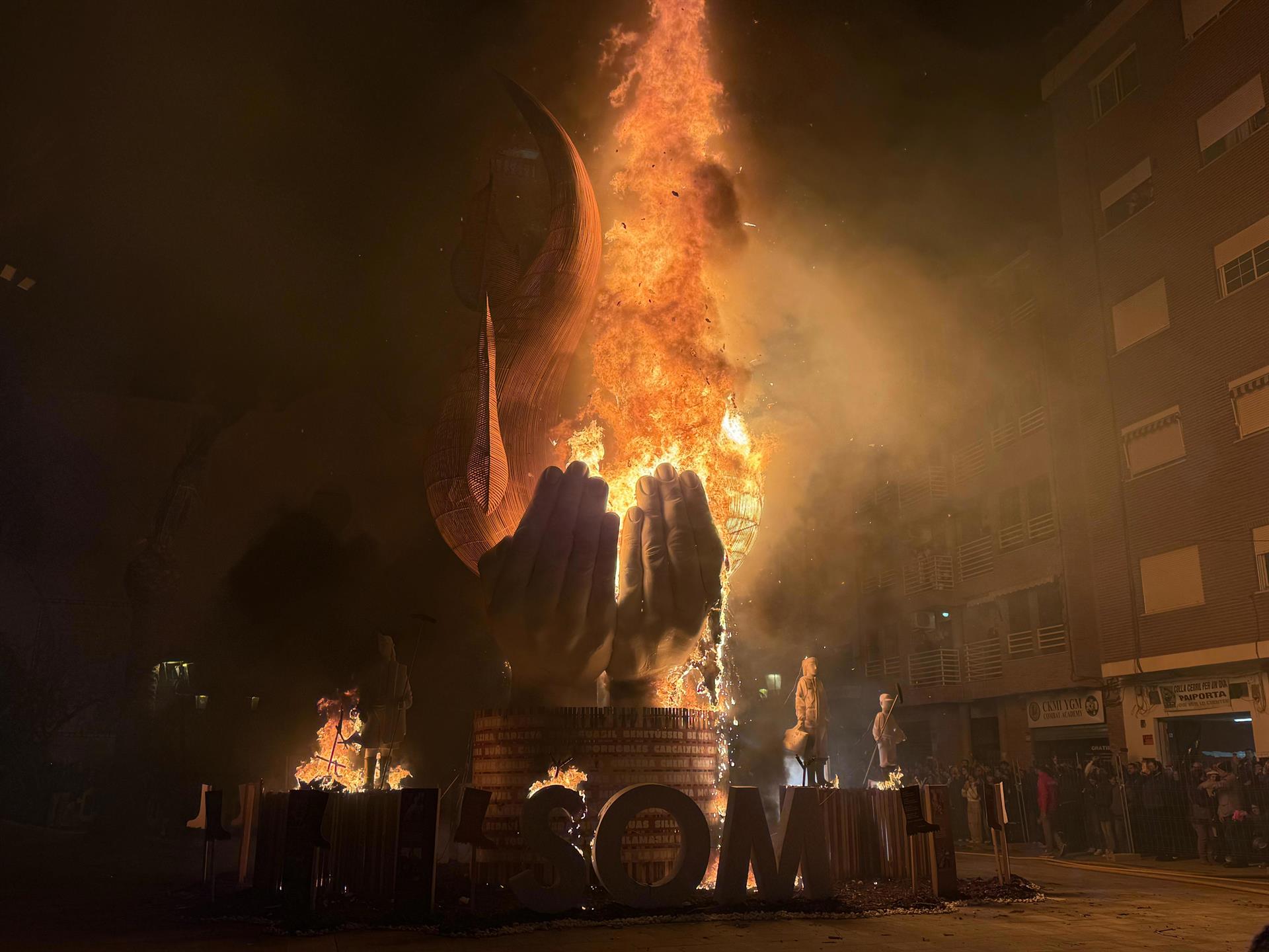 Cremà de la falla solidaria 'SOM'