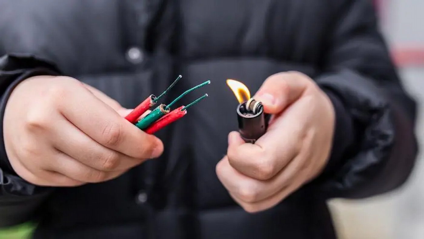 Una persona sostiene un petardo