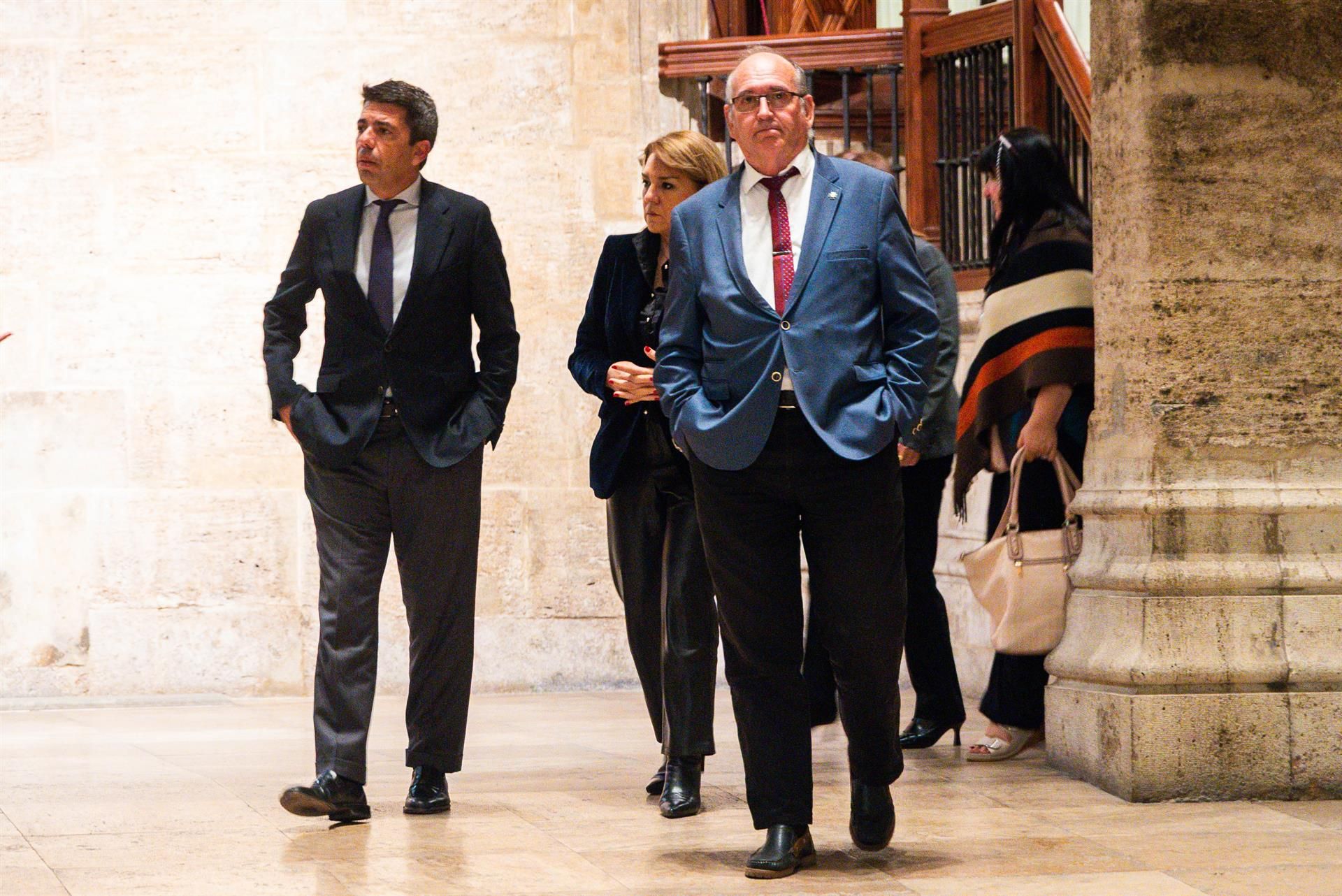 El presidente de la Generalitat Valenciana, Carlos Mazón (i), y el presidente de SOS Desaparecidos, Joaquín Amills (d), tras una reunión, en el Palau de la Generalitat