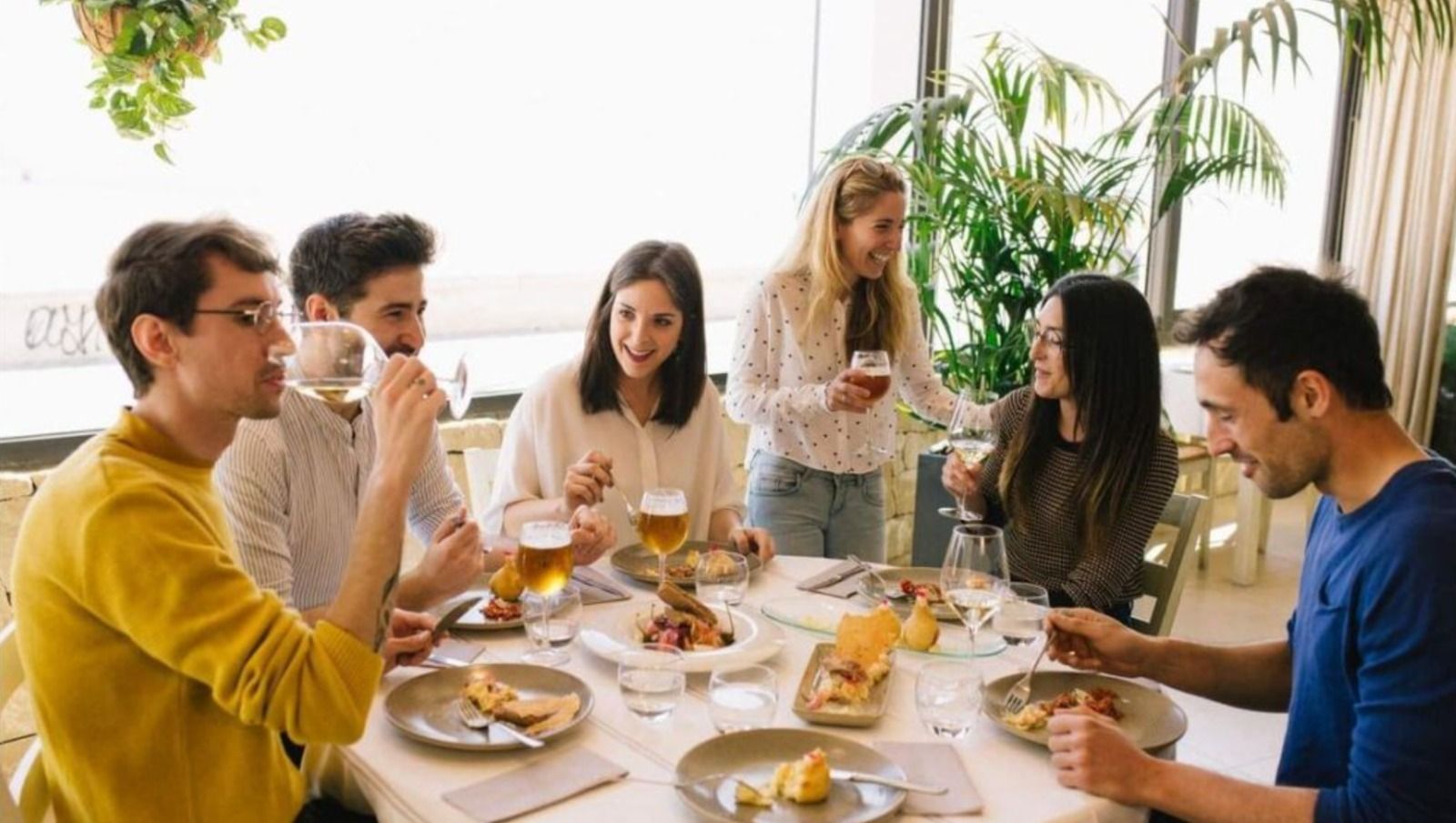 Gente disfrutando de Cuina Oberta (Foto: Visitat Valencia)