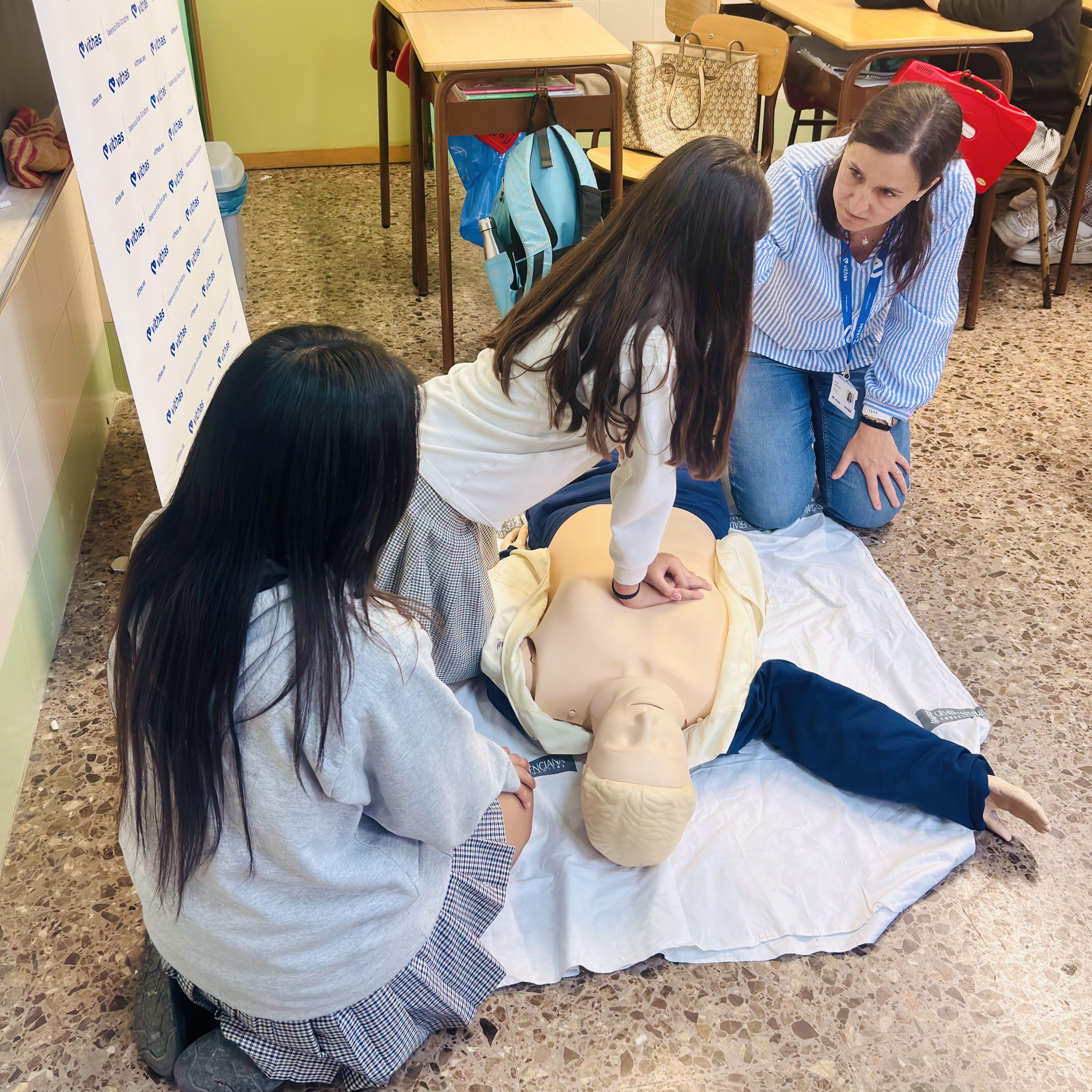 Alumnes del col·legi Argos reben formació RCP per part de l'equip d'infermeria de Vithas Valencia 9 de Octubre 