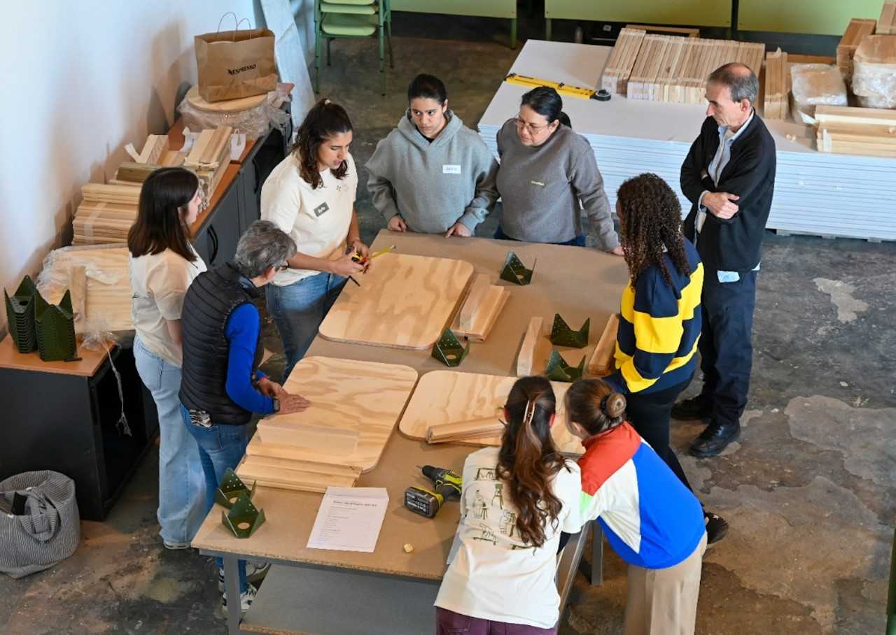 Taller de mobles per a afectats per la DANA per part d'alumnes del CEU UCH