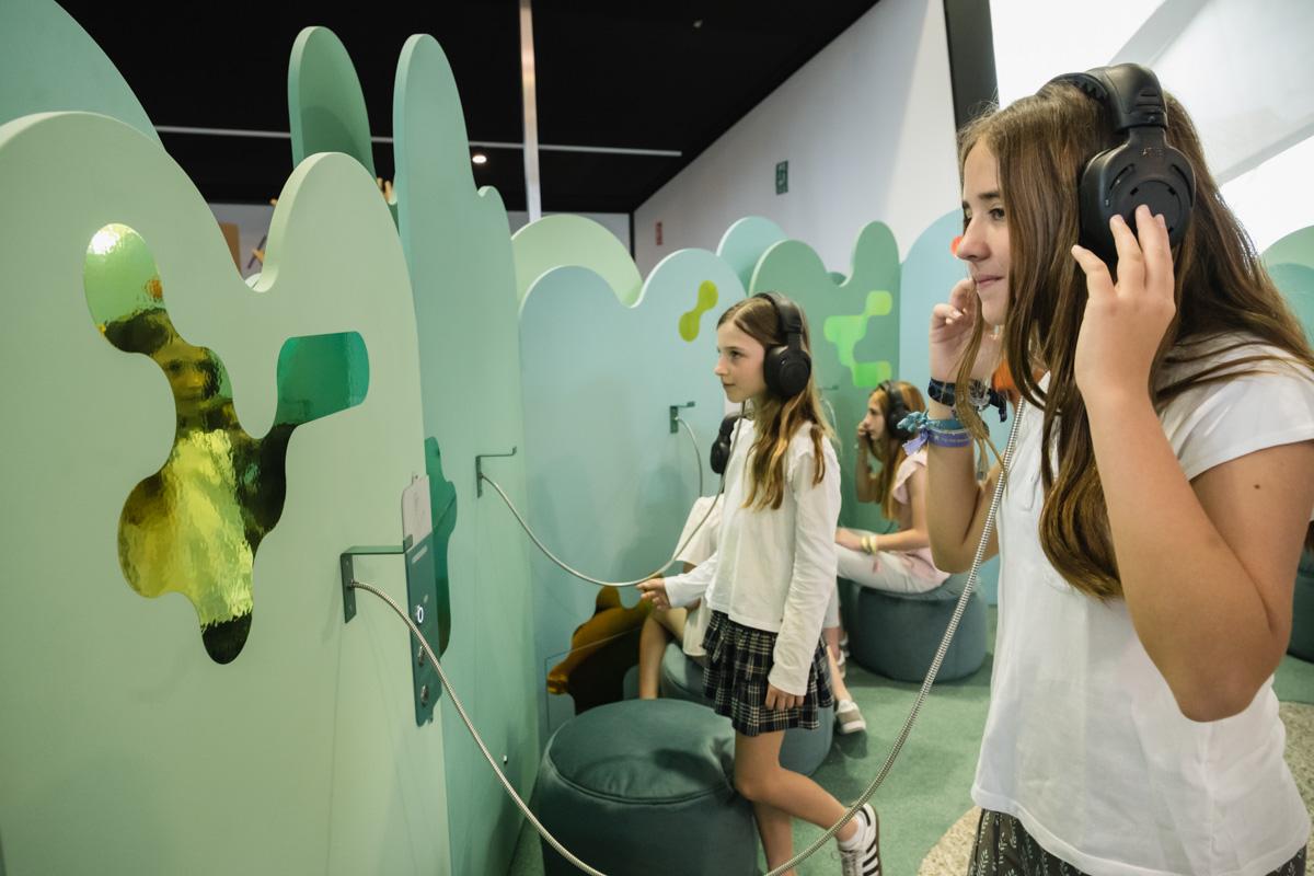 Unes xiquetes gaudixen de l'exposició "Metamorfosis" al Museu de les Ciències