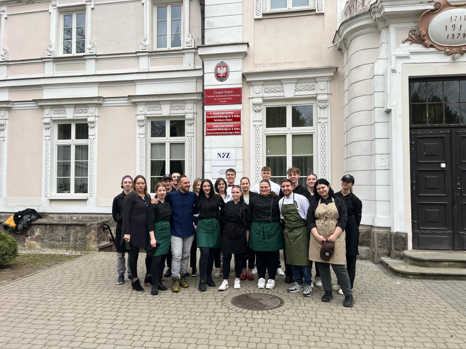 Pablo Ministro amb joves cuiners polonesos durant la seua formació en cuina valenciana a Rudka