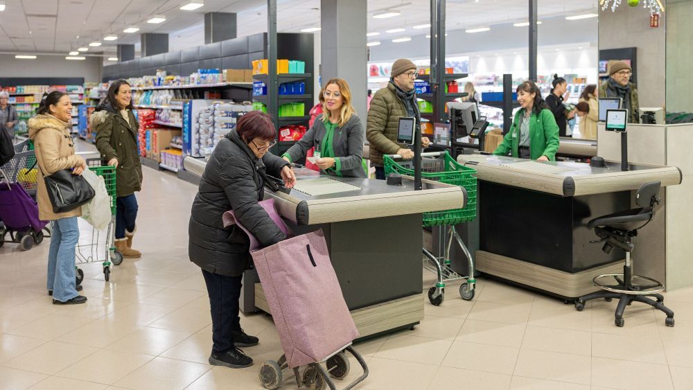 interior del supermercado mercadona ubicado en algemesi interior del supermercado mercadona ubicado en algemesi