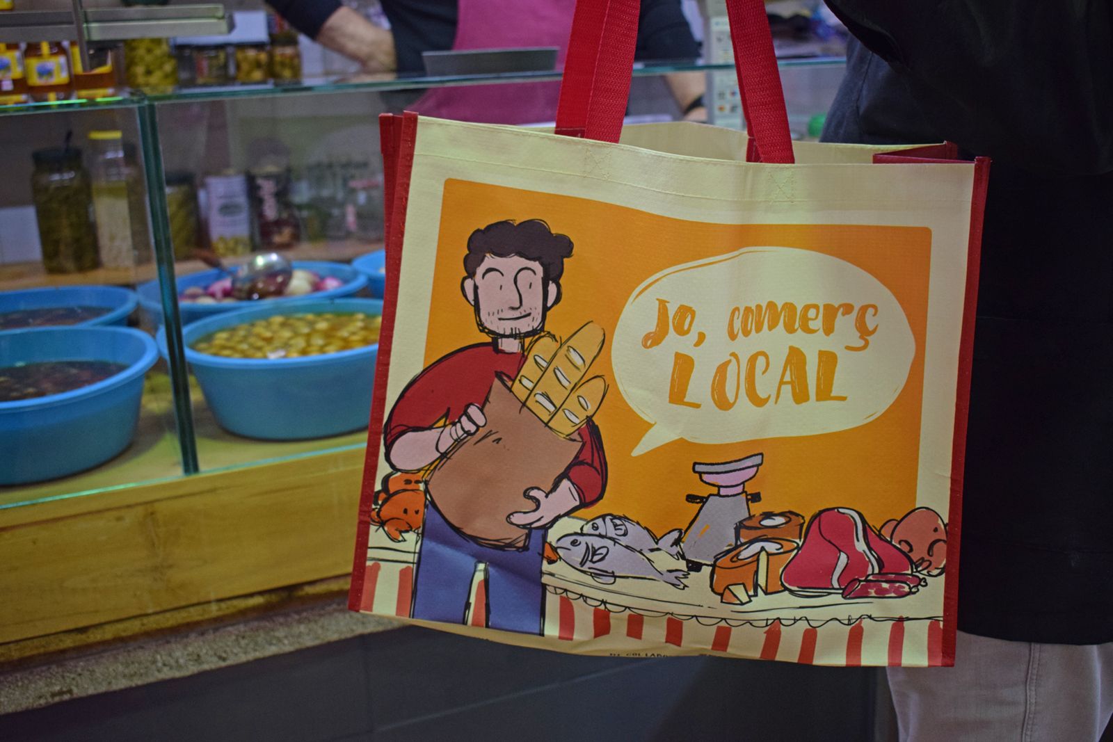 Un cliente compra en un comercio de Alfafar