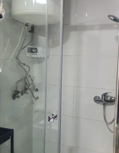 Un calentador dentro de una ducha en un apartamento turístico