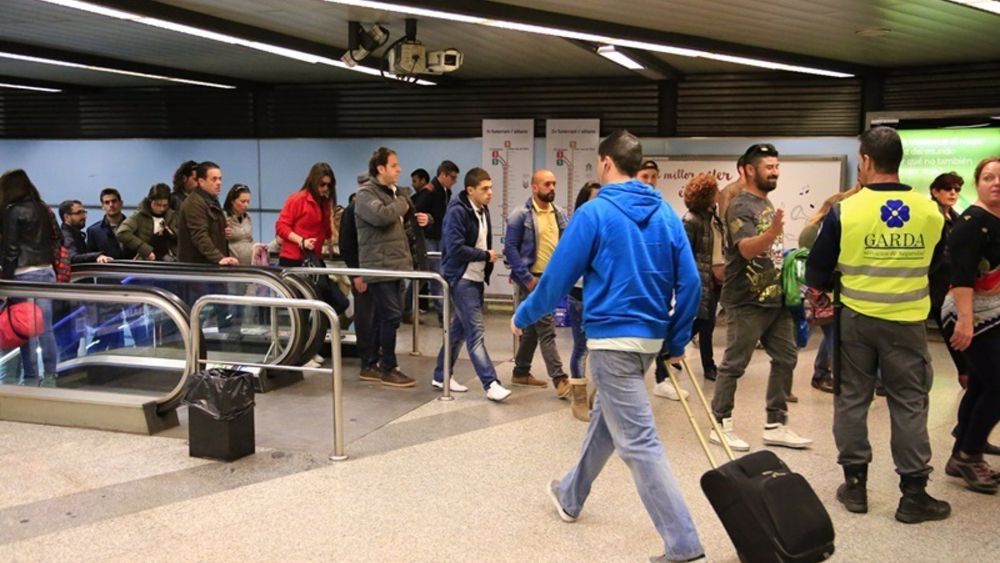 Estación de Metrovalencia con gente