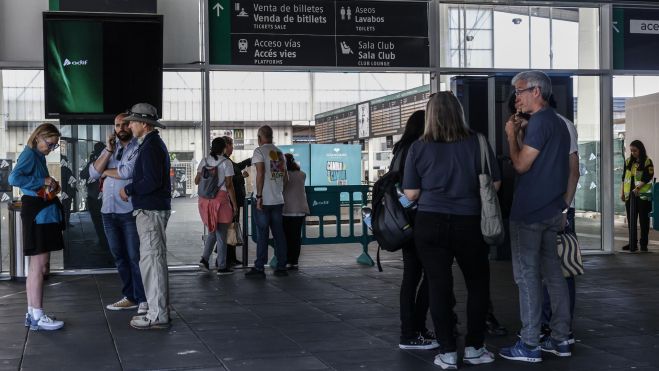 Estación Joaquin Sorolla con gente