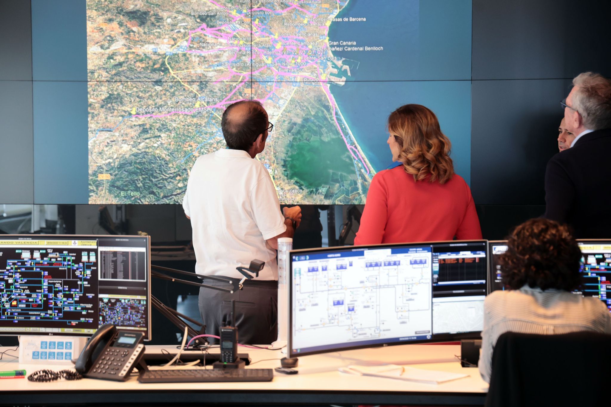 L'alcaldesa de Valencia, María José Catalá, en las instalaciones de EMIVASA