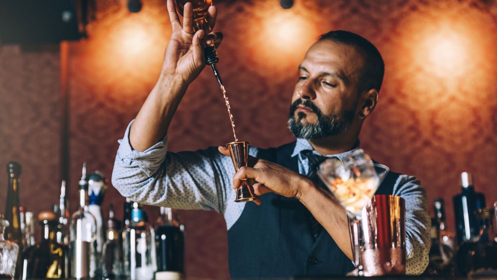 Un bartender haciendo un cóctel - Foto: GettyImages