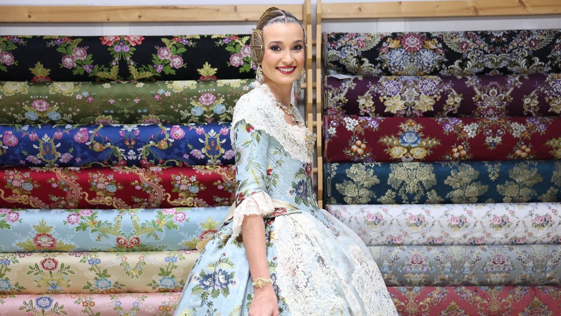 Fallera Mayor de Valencia 2025 con la indumentaria oficial