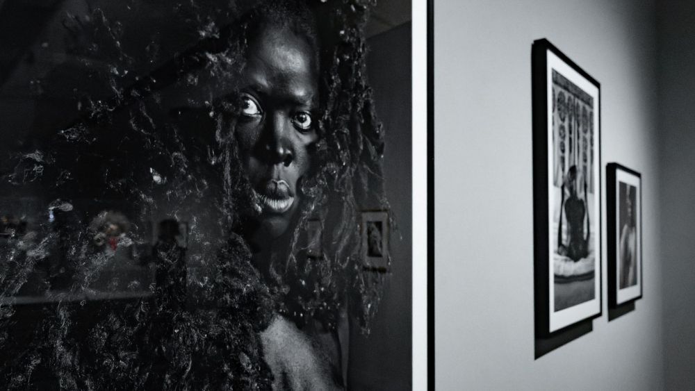 Una de las salas de la exposición, en la que podemos admirar una de las fotografías más icónicas de la muestra. 