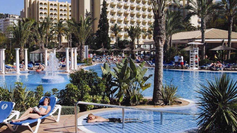 Turistas en un resort Turistas en un resort