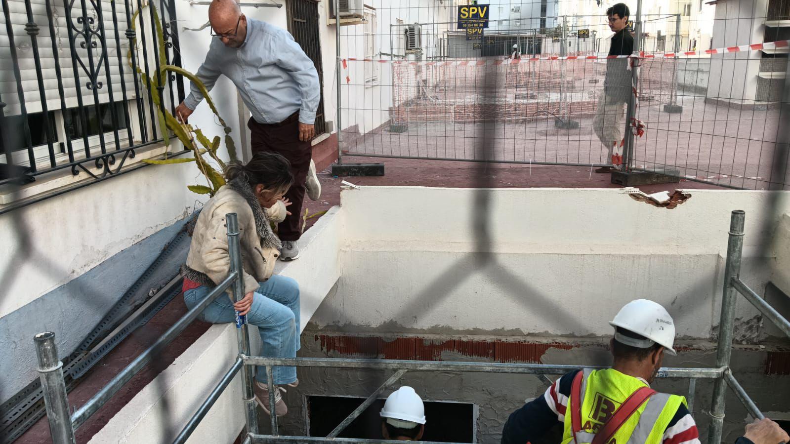 María, 'La Mata Obras', en la terraza comunitaria de vecinos