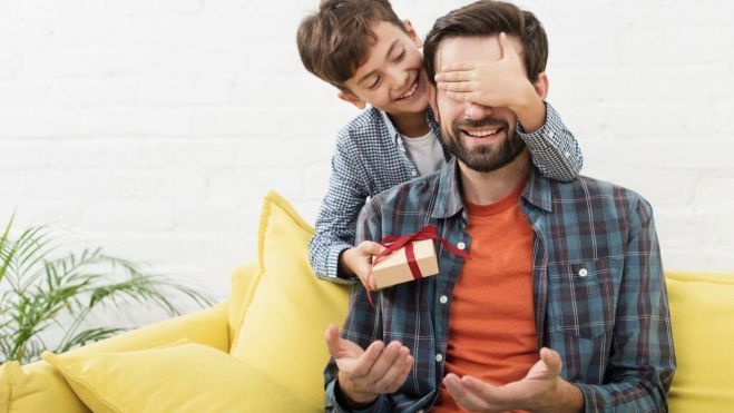 Un padre juega con su hijo Un padre juega con su hijo