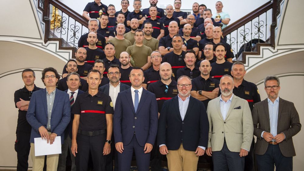 Vicent Mompó, president de la Diputació, amb els professionals del Consorci Provincial de Bombers de València. Vicent Mompó, president de la Diputació, amb els professionals del Consorci Provincial de Bombers de València.