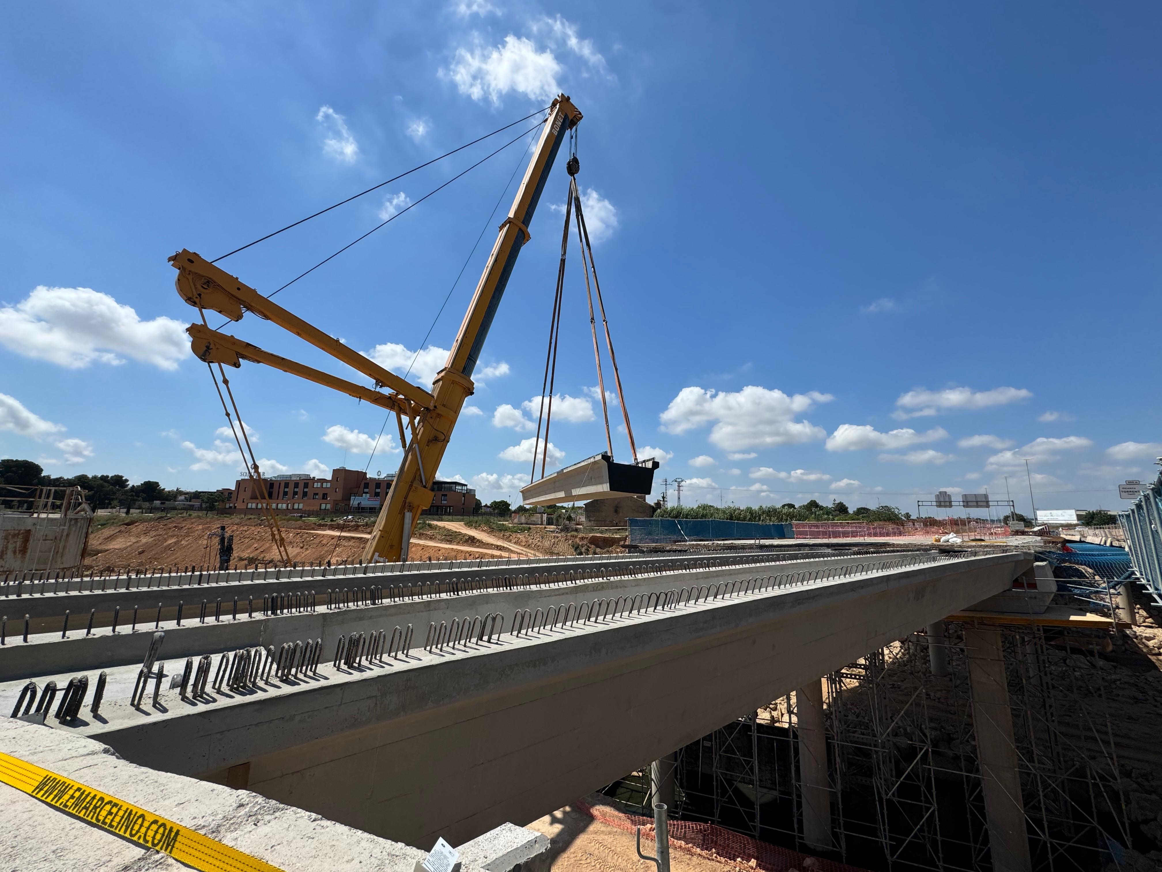 Instal·lació de les bigues del pont de la CV-33 a l'Horta Sud