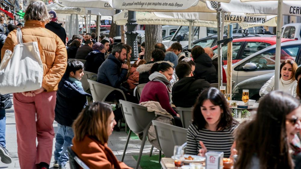 Imatge d'una terrassa amb persones fumant Imatge d'una terrassa amb persones fumant