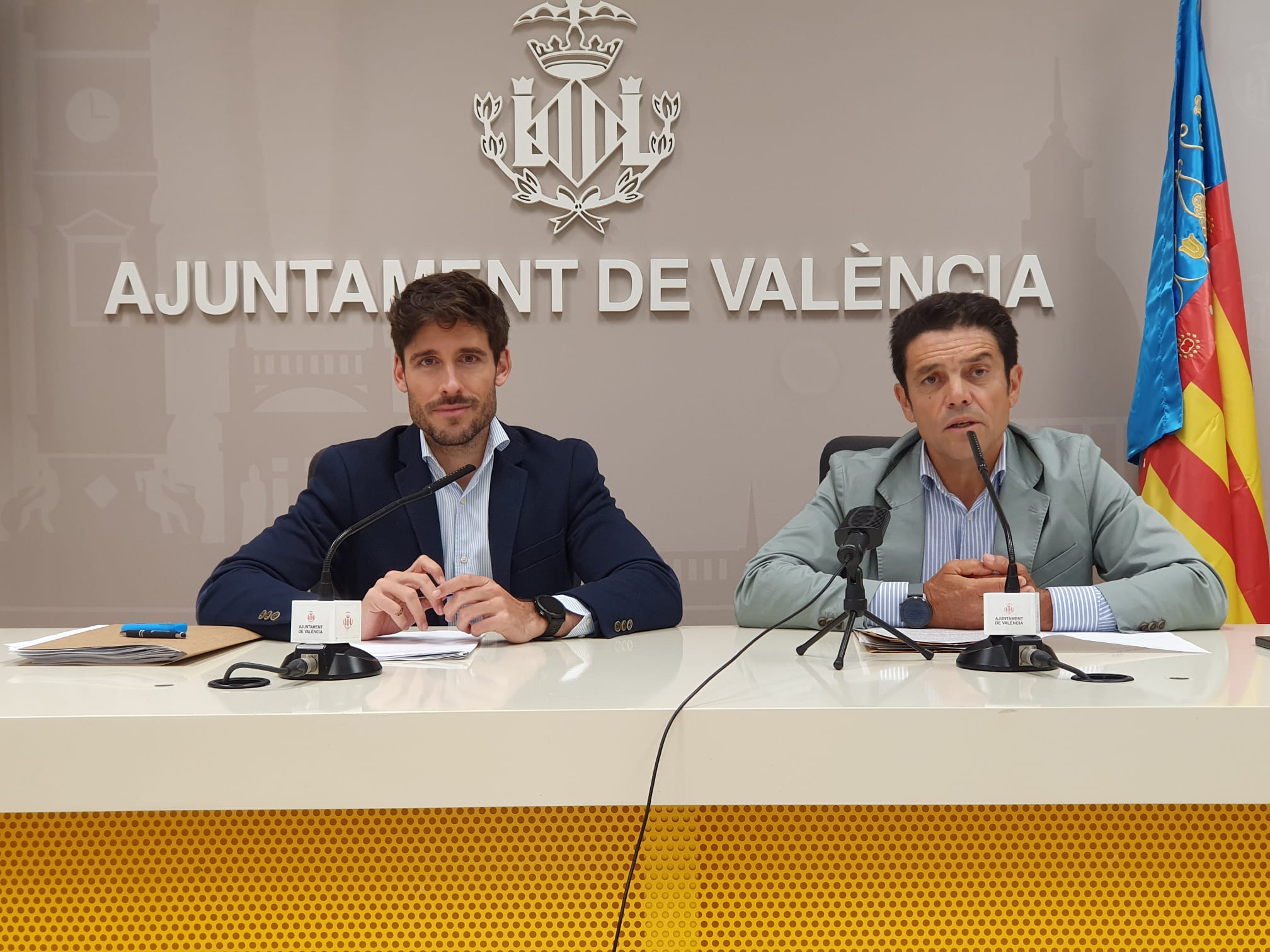 Los concejales Carlos Mundina y Juan Carlos Caballero en rueda de prensa