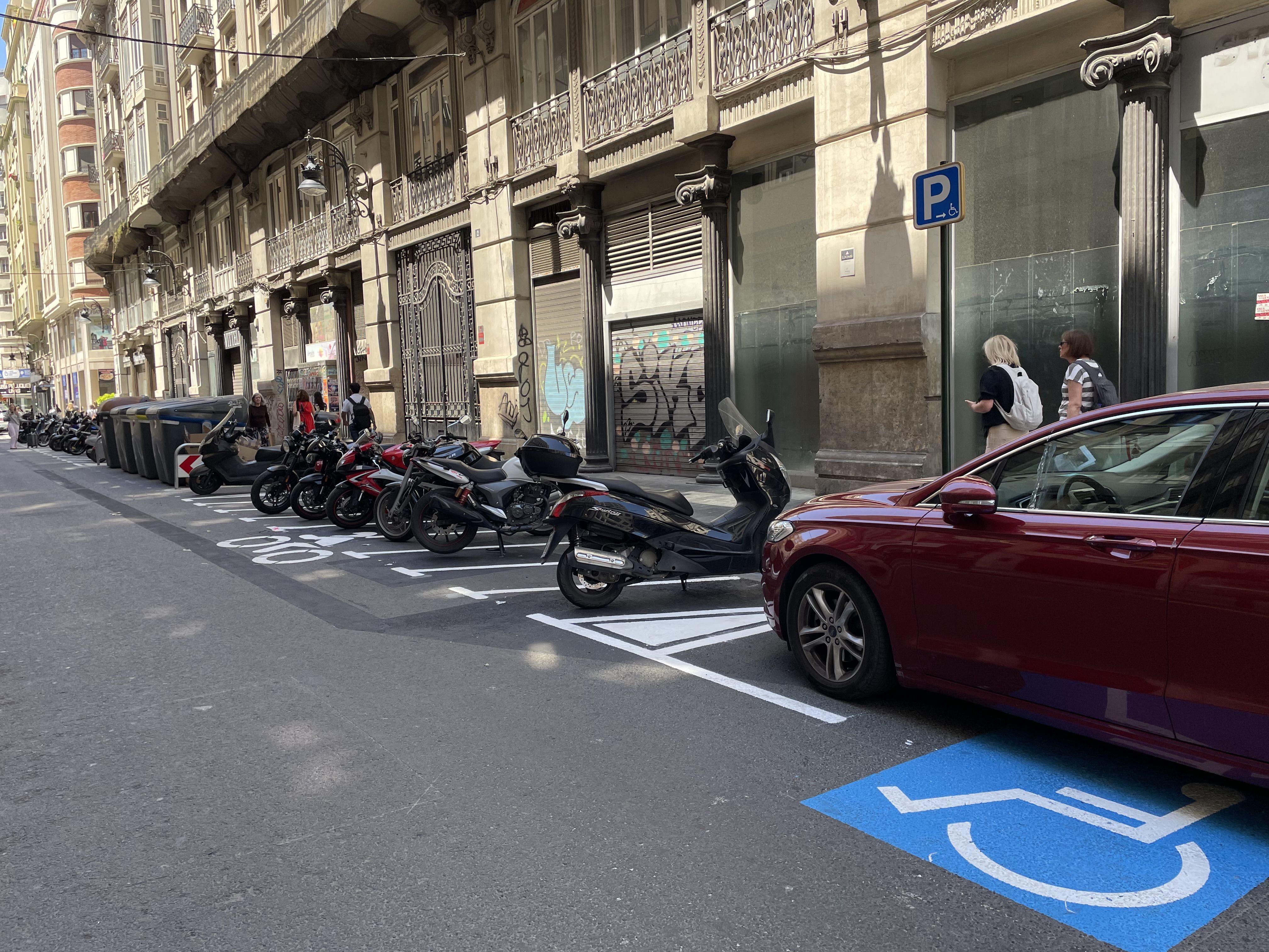 Estacionamento de motocicletas en la calle Les Garrigues