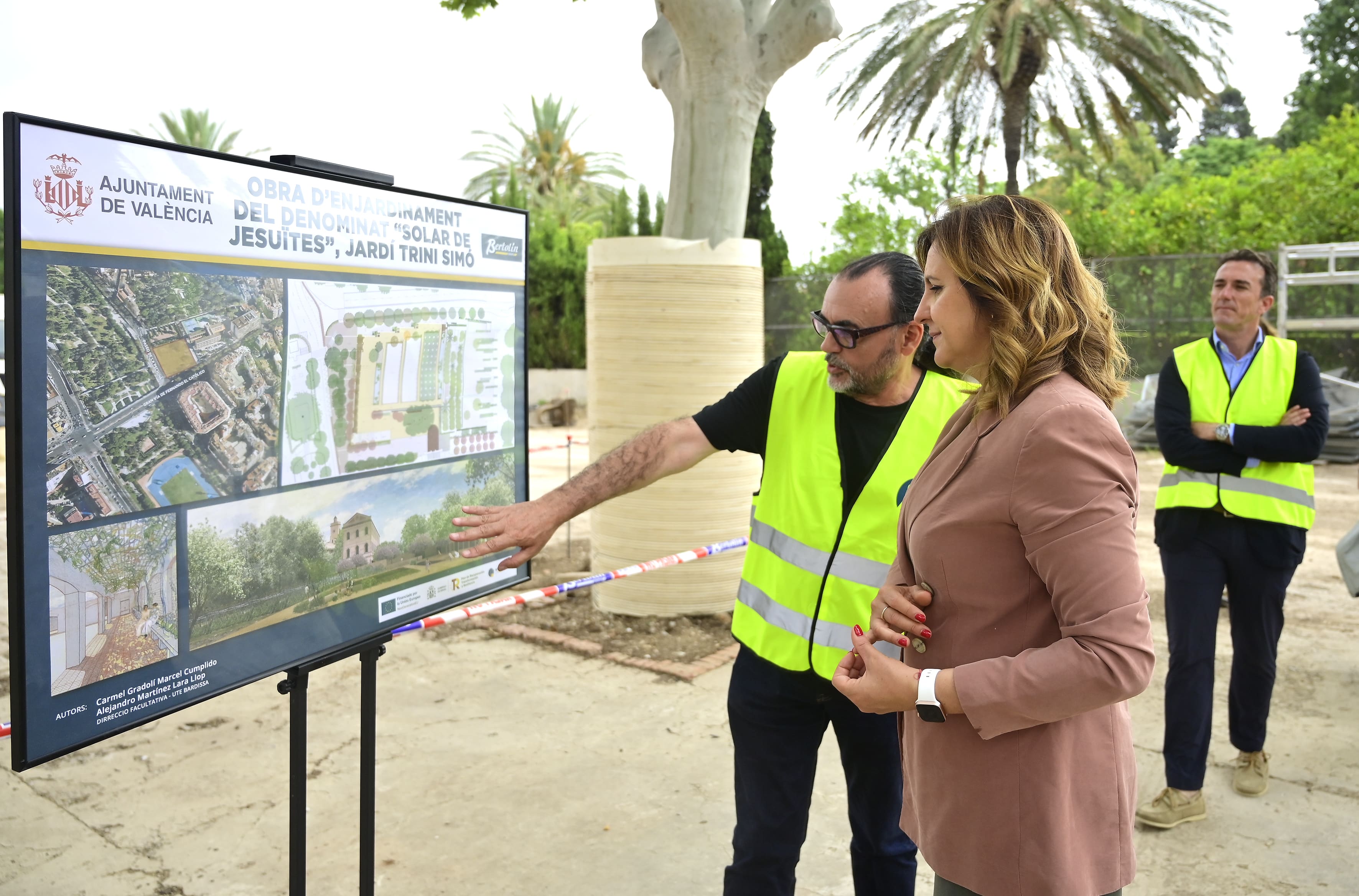 La alcaldesa María José Catalá visita las obras del jardín Trini Simó 