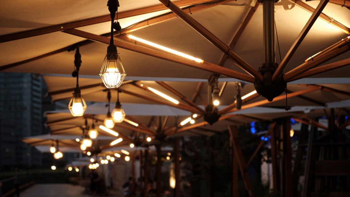 Imagen de una terraza nocturna