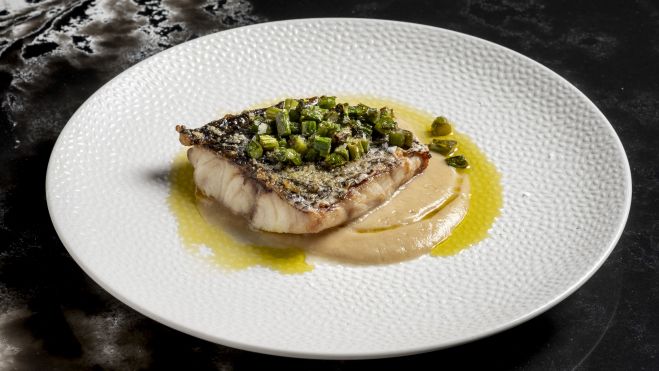 Corvina a la brasa con ajo asado y espárragos - Vaqueta Gastro Trinquet