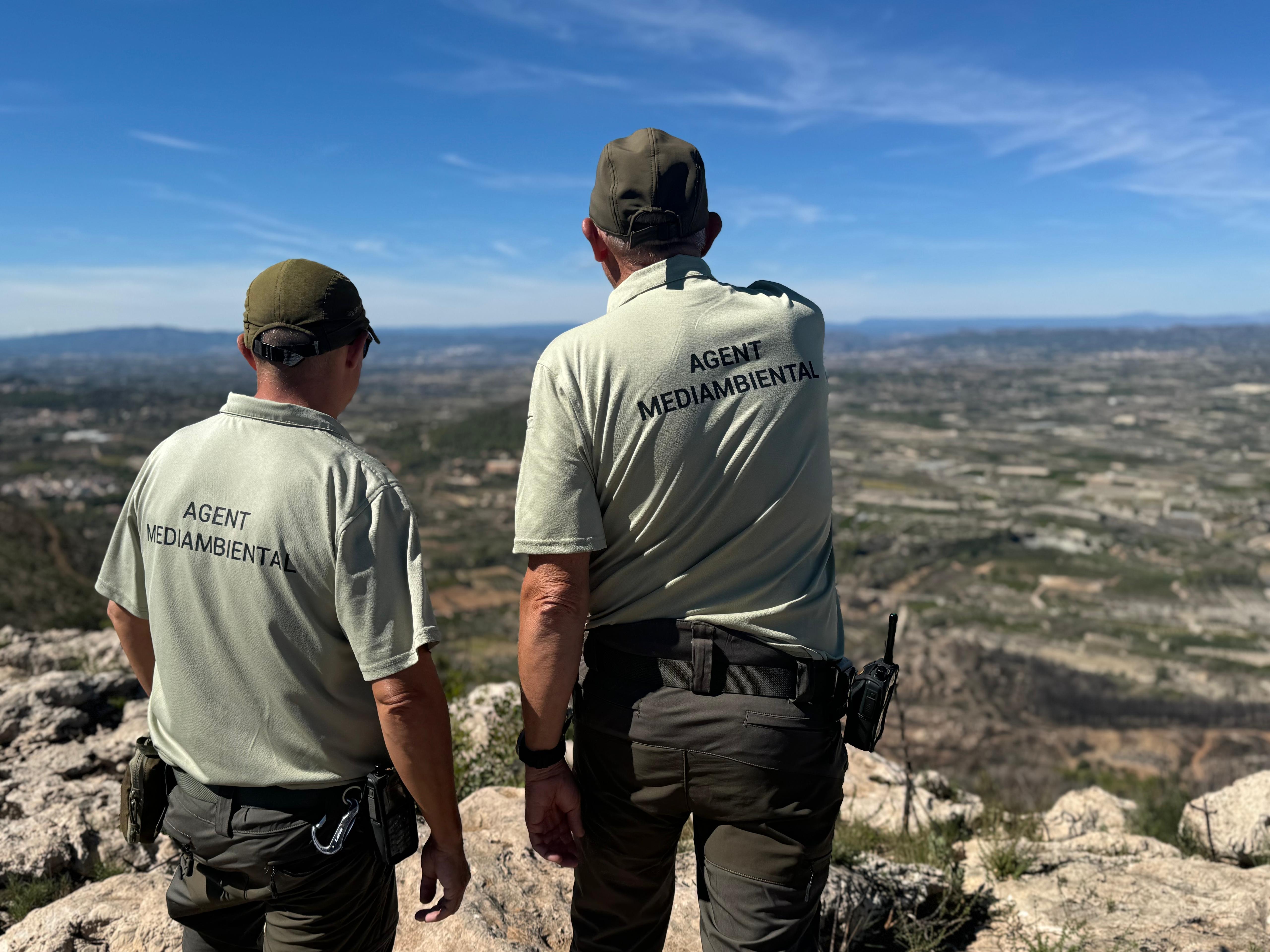 Agentes medioambientales vigilan en una zona forestal