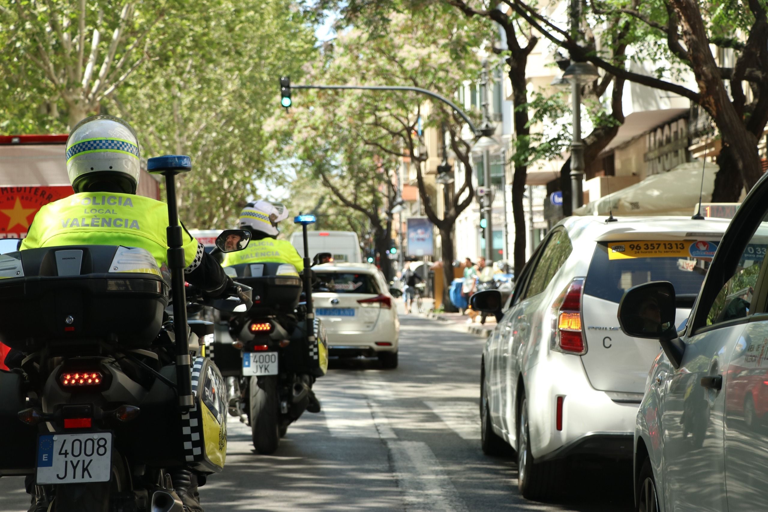 La Policía Local de València vigila el trànsit