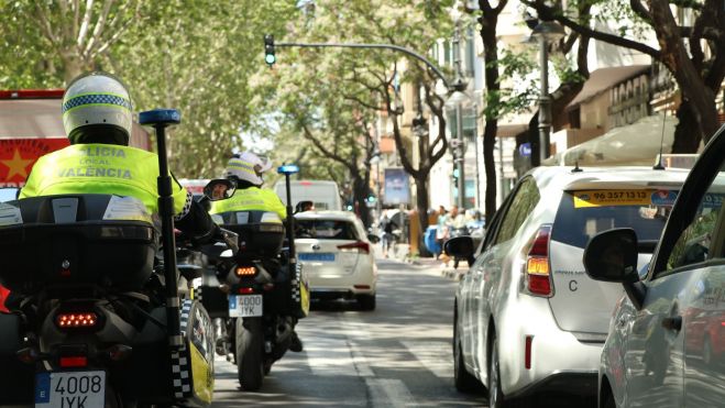 La Policía Local de Valencia vigila el tráfico La Policía Local de Valencia vigila el tráfico