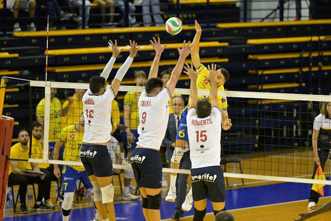 Foto d'una rematada durant un partit de la Superliga Masculina de Voleibol, foto de la Real Federació Espanyola de Voleibol.