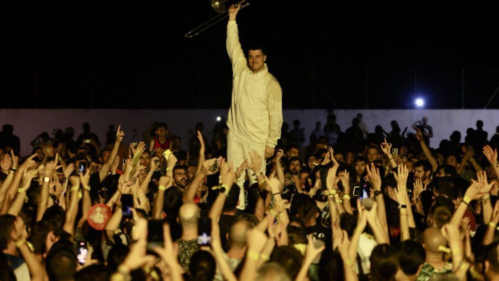 ZETAK , con un trombón en la mano, durante una actuación en el Feslloc