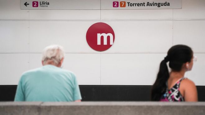 Varios viajeros el día de la reapertura del tramo València Sud Castelló de Metrovalencia (Jorge Gil - Europa Press)