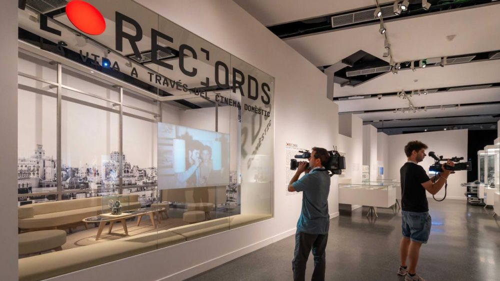 Entrada general de la exposición [Rec]uerdos. La vida a través del cine doméstico en CaixaForum València.© Vicente A. Jiménez. Fundación %22la Caixa%22