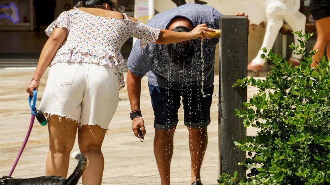 Calor en una calle del centro de València (Eduardo Manzana, Europa Press)