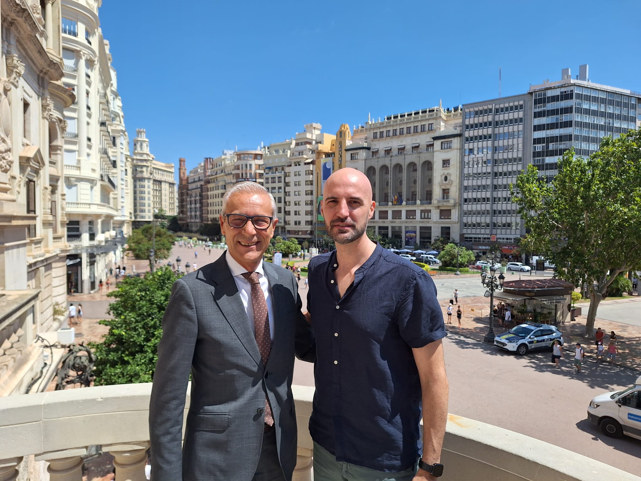 El diseñador Vicent Ramon Pascual con el concejal de Fallas, Santiago Ballester