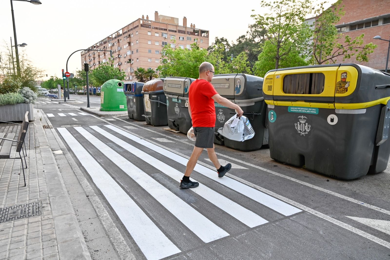 Pasos de peatones de acceso a contenedores de residuos